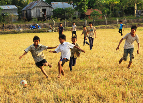 Chơi bóng đá mùa gặt.