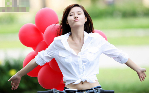 Midu không còn giữ hình ảnh quen thuộc là cô gái nhu mì, yếu đuối mà cô đã đã thay đổi bằng hình ảnh năng động, cá tính nhưng cũng không kém phần gợi cảm của người đẹp.