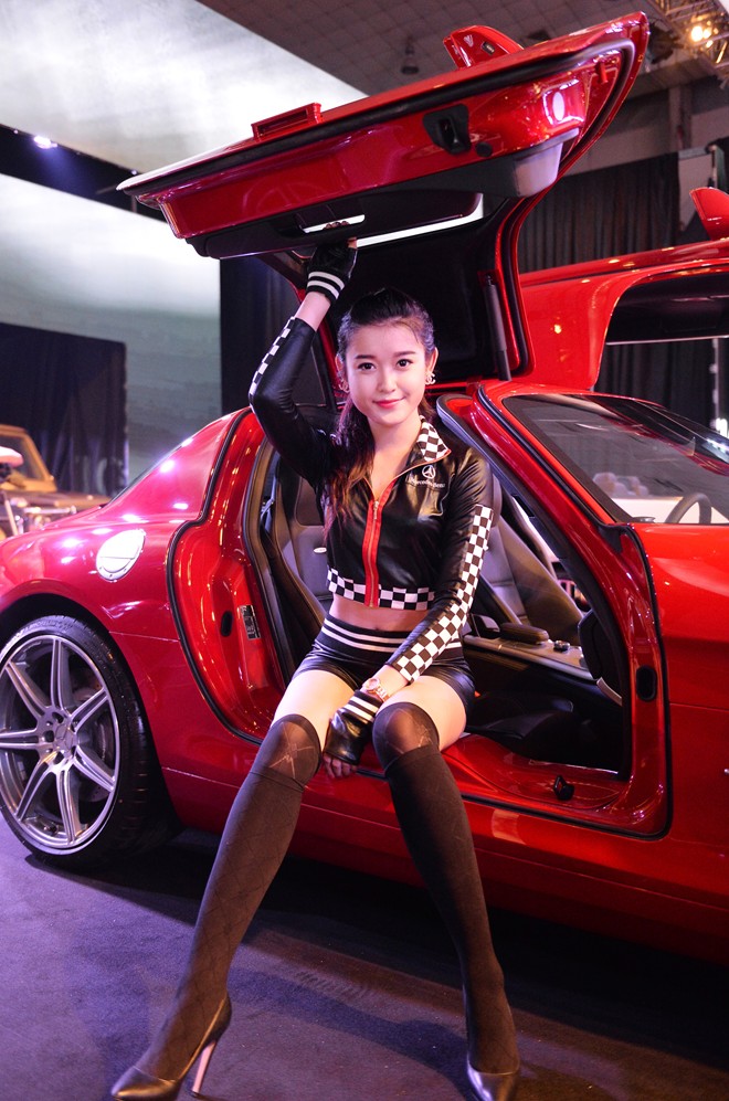 Cô tạo dáng bên cạnh siêu xe cánh chim Mercesdes-Benz SLS AMG.