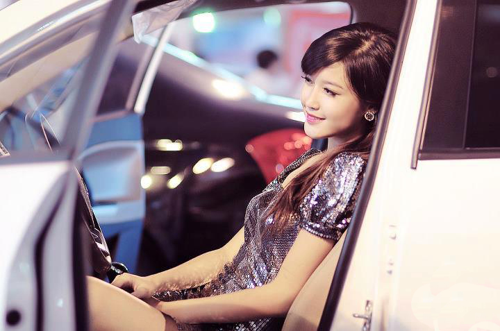 Cô từng đạt giải người mẫu ăn ảnh Châu Á.