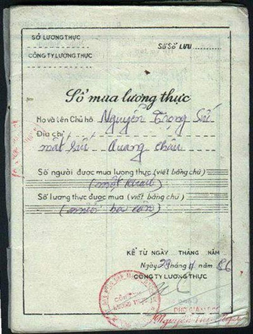 Sổ mua lương thực (sổ gạo). Hồi ấy viên chức Nhà nước được cấp sổ để mua một lượng gạo nhất định trong 1 tháng. Thuật ngữ 'trông như mất sổ gạo' xuất hiện trong thời kỳ này. Mất sổ gạo còn khủng khiếp hơn cả... mất tiền.