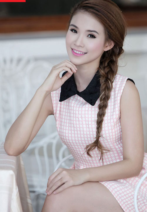Khởi My Trông rất dễ thương với tóc tết.