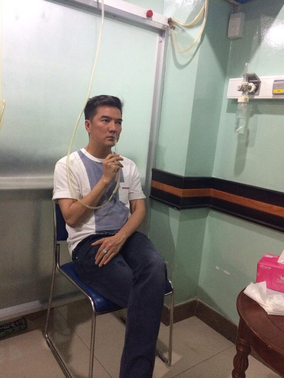 Đàm Vĩnh Hưng trút bỏ vẻ ngoài của một ông hoàng lắm chiêu để vào viện khám bệnh sau chuyến lưu diễn dài ngày tại Australia. Với Shbet999 com đăng nhập giản dị này, trông anh không khác gì một người bình thường.