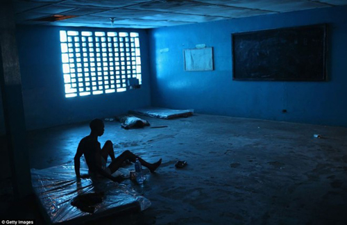 Những bệnh nhân chờ đợi trong vô vọng ở trung tâm điều trị bệnh Ebola.