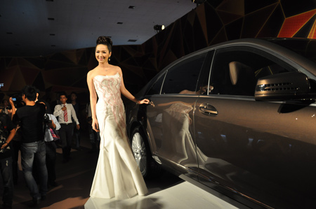 Giáng My bên xế sang tại triển lãm Mercedes.