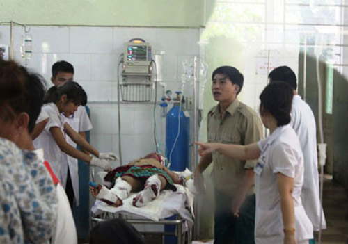 Vụ nổ đã khiến tài xế Phan Đình Ninh cùng lái phụ Trần Văn Tám (34 tuổi, trú tại xã Diễn Yên, Diễn Châu, Nghệ An) bị thương nghiêm trọng ở lưng và cánh tay. Riêng phụ xe Thái Viết Hảo (35 tuổi, xã Nghi Vạn, Nghi Lộc) bị nát 2 cánh tay, 2 chân và vùng mặt.