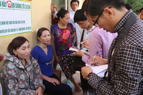 Theo chị Phạm Thị Oanh (SN 1976, trú ở Nghi Vạn, Nghi Lộc, Nghệ An), người ngồi ở ghế đầu trực tiếp chứng kiến vụ việc, thì vừa lên xe khách, chị thấy một gói hàng được bọc kín để phía trước người chị.
