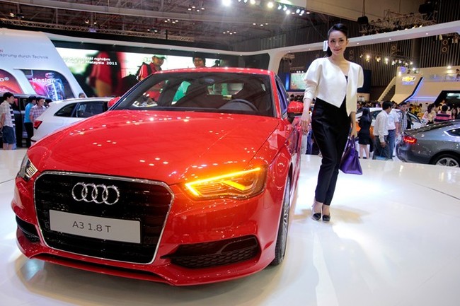 Linh Nga bên Audi A3.