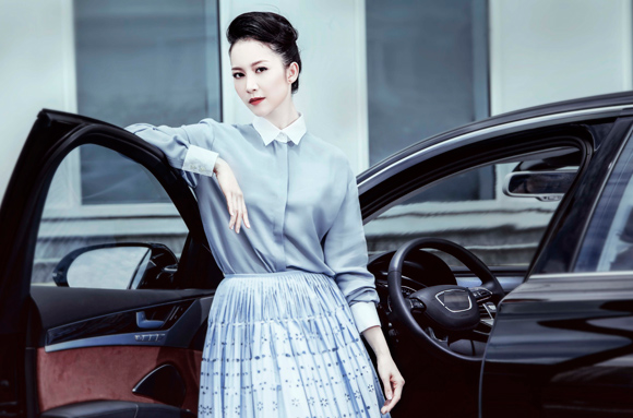 Linh Nga luôn quý phái và đẳng cấp bên siêu xe.