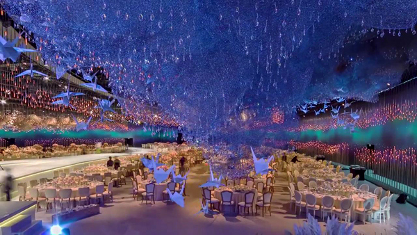 Những bông hoa, nến khiến cho không gian càng trở nên lãng mạn.
