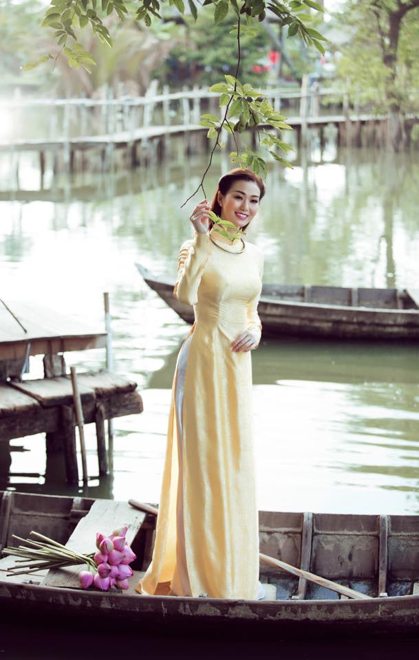 Thân hình óng ả của cô không chỉ đẹp khi sexy mà còn rất đẹp khi ăn mặc kín đáo, lịch thiệp.