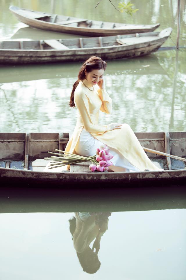 Với bộ ảnh áo dài truyền thống, Khánh My tự tin đánh bật tin đồn bằng vẻ đẹp nền nã, dìu dàng, thanh lịch.