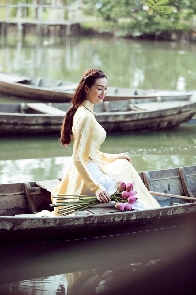 Từ việc cô chụp ảnh tự sướng trong ngày giỗ ông bà đến việc dính tin đồn gái gọi cao cấp khi hình ảnh cô được dùng trong một quảng cáo dịch vụ cung cấp Shbet888 phiên bản mới nhất. Ngay sau đó là sự cố ảnh khỏa thân phản cảm.