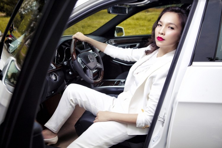 Vẻ đẹp cá tính của nữ ca sĩ khi cầm lái Mercedes-Benz.