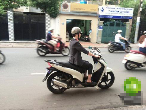 Tuyên bố không bao giờ bước chân lên SH nhưng anh chàng luôn đi lại bằng phương tiện này.