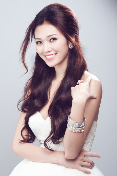 Tóc xoăn đuôi giúp cô trông dịu dàng hơn.