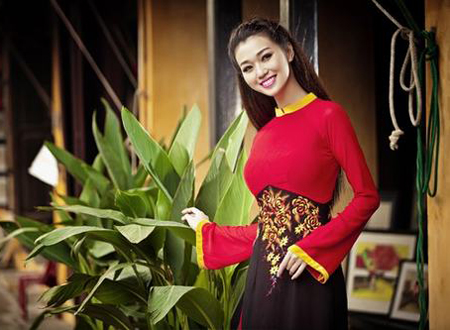 Kiểu tóc cổ điển rất hợp với áo dài truyền thống.