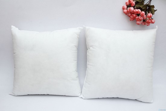 Gối dùng quá lâu không những mất tác dụng đối với đầu và cổ, mà còn khiến dầu trên tóc và da dầu có thể thẩm thấu vào gối, sinh sôi vi khuẩn, dễ gây ra các bệnh dị ứng và đường hô hấp.