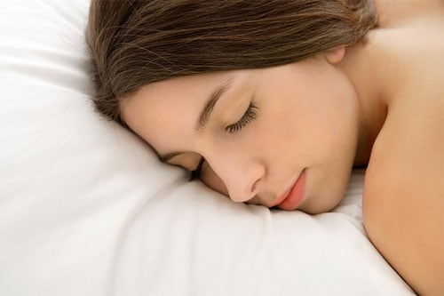 Vỏ gối dễ thấm mồ hôi, nước miếng, gàu và chấy, cho nên cần phải giặt hàng tuần để vi khuẩn chưa kịp nảy sinh. Sau 6 tháng nên thay vỏ gối.