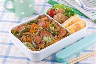 Hộp nhựa đựng thực phẩm: Hãy vứt đi khi đã hỏng, biến dạng. Các vết trầy xước trên hộp nhựa dễ dàng tích tụ vi khuẩn. Nếu phát hiện bị hỏng, đổi màu hoặc biến dạng, nên lập tức vứt ngay hoặc đổi sang dùng hộp thủy tinh.