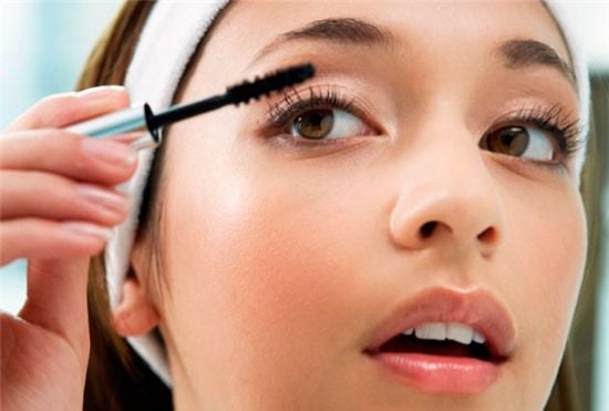 Mascara: 3 tháng. Mascara là nguồn vi khuẩn lây nhiễm lớn nhất trong túi đồ trang điểm của các chị em, sử dụng quá lâu một cây mascara, vi khuẩn tích tụ trên đó có thể là thủ phạm khiến mắt bạn bị viêm.