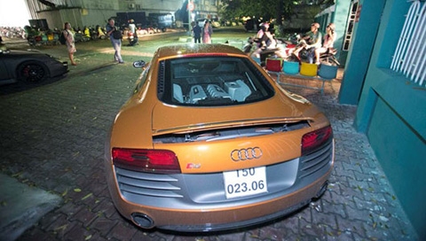 Audi R8 V10 plus có hộp số sàn 6 cấp hoặc tự động S Tronic 7 cấp. Tăng tốc từ 0-96 km/h sau 3,7 giây trước khi đạt tốc độ tối đa ở ngưỡng 311 km/h với bản số sàn và 317 km/h với bản số tự động.