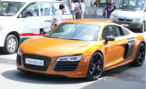 Thủy Tiên ra sân bay cùng siêu xe Audi R8 V10 Coupe, trị giá 16 tỷ đồng.