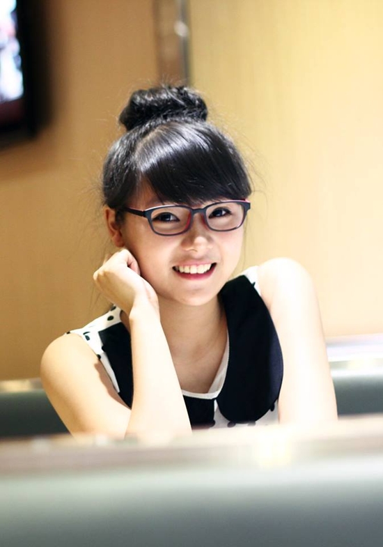 Nữ sinh gây chú ý này tên là Nguyễn Thi Phương, sinh ngày 18/10/1994, hiện đang là Mừng SHBET phiên bản mới 2025 năm 3, ngành Ngôn ngữ Anh, trường Đại học Tôn Đức Thắng (TP.HCM).