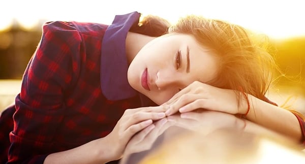 Ngoài việc học cô nhận làm thêm nghề người mẫu ảnh cho các cửa hàng thời trang và diễn viên phụ tự do cho các bộ phim điện ảnh, dù chưa qua trường lớp đào tạo diễn xuất nào.