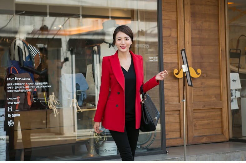 Và với thời tiết thu đông việc chọn đồng phục công sở tất nhiên không thể bỏ qua những bộ vest trang trọng vừa mang lại tính chuyên nghiệp vừa hợp với thời tiết và thẩm mỹ thời trang mùa.
