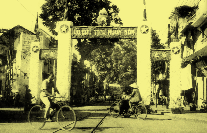 Tất cả cổng làng, khu phố đều được trang hoàng đón đoàn quân giải phóng.