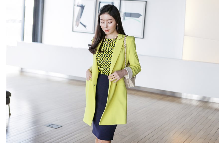 Sở hữu những mẫu áo khoác vest nữ dáng dài là sở thích của nhiều cô nàng dân dài có lợi thế chiều cao cùng dáng người thon đẹp.