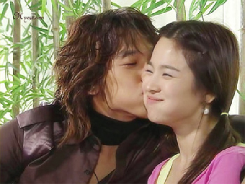 Một nguồn tin từng cho biết sau khi chia tay Lee Byung Hun, Song Hye Kyo đã rất trống trải và Bi Rain đã luôn bên cạnh để an ủi cô và hai người dần có tình cảm với nhau.
