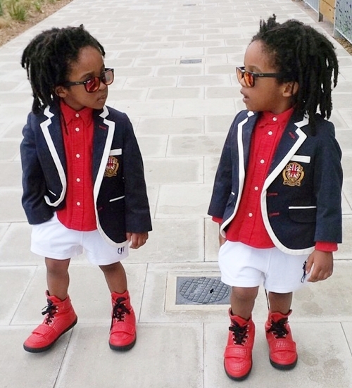 Style ton-sur-ton gam đỏ nổi bật, đi kèm áo phong cách hoàng gia và short trắng tươi sáng.
