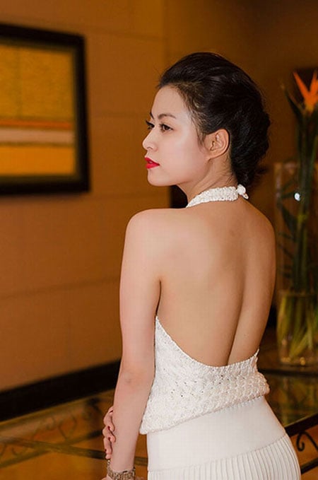 Hoàng Thùy Linh hút ánh nhìn của người đối diện với đầm hở lưng.