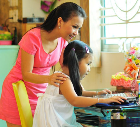 Bé Thỏ là con gái đầu của ca sĩ Cẩm Ly và nhạc sĩ Minh Vy. Thỏ có năng khiếu hát hò như mẹ nên thường được mẹ cho lên sân khấu biểu diễn những khi có dịp.