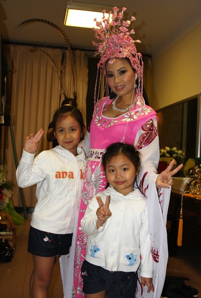 Theo mẹ đi diễn.