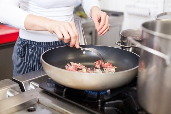 Đun chảo chống dính ở nhiệt độ cao. Loại hóa chất này được sản sinh ra trong vài phút đun ở nhiệt độ cao là đã có thể gây ra những ảnh hưởng làm tổn thương gan.