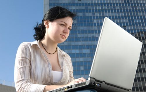 Sử dụng máy tính có thể làm hại sức khỏe của bạn. Ánh sáng trên màn hình khiến mắt bạn bị căng thẳng, mỏi và gây đau đầu. Một số máy tính còn chứa độc tố toxin ảnh hưởng đến thần kinh.