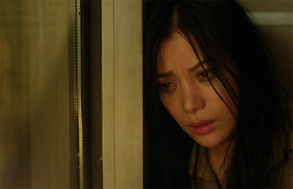 Trương Ngọc Ánh đau khổ trong vai diễn của mình.