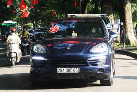 Chạy sau Flying Spur là mẫu thể thao Đức Porsche Cayenne.