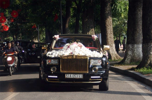 Siêu xe Rolls-Royce 30 tỷ mạ vàng xuất hiện trong Quatrian shbet hiện đang mở.