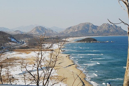 Triều Tiên (35.000 du khách) là một trong những đất nước an toàn nhất đối với du khách. Ở đây, tội phạm và tệ nạn xã hội gần như không tồn tại.