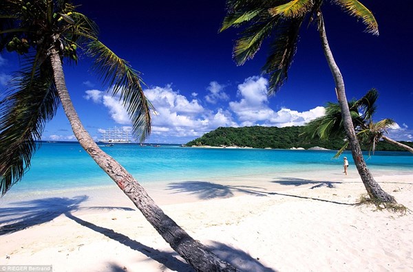 Saint Vincent và Grenadines (72.000 du khách) là đảo quốc được đánh giá là “đẹp như thiên đường” vì sự tương phản độc đáo giữa đỉnh núi xanh tươi ngay bên cạnh núi lửa và những bãi biển cát đen hoang sơ.