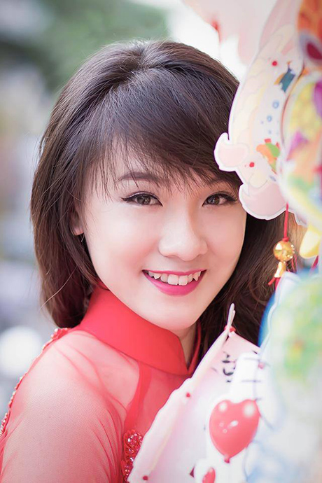 Trong ảnh cô gái gây chú ý khi sở hữu gương mặt trong sáng cùng với 2 chiếc răng khểnh dễ thương.