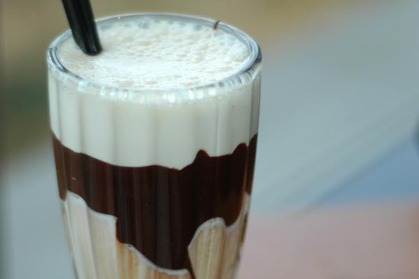 Chocolate và sữa khi ăn chung hai món này, canxi và axit oxalic sẽ kết hợp, hình thành chất kết tủa canxi oxalate không hòa tan trong nước làm Sh88bet đăng ký miễn phí không tiêu hóa, gây tiêu chảy, khô tóc…