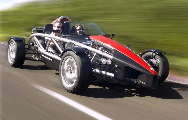 Ariel Atom 500, trọng lượng 550 kg, công suất 500 mã lực, tỷ số công suất/trọng lượng 909 mã lực/tấn.