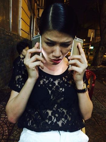 Trang Trần hai tay cầm hai Iphone 6 và đùa rằng:'bố gọi từ mỹ về: 'Con yên tâm bố sẽ lấy lại xanh trọc cho con, em song sanh đr từ USA về bảo: để em về lấy lại trong sạch cho chị kaja! cả nhà biết bé này hông, yêu bé này lắm luôn, hát hay quá là hay'.