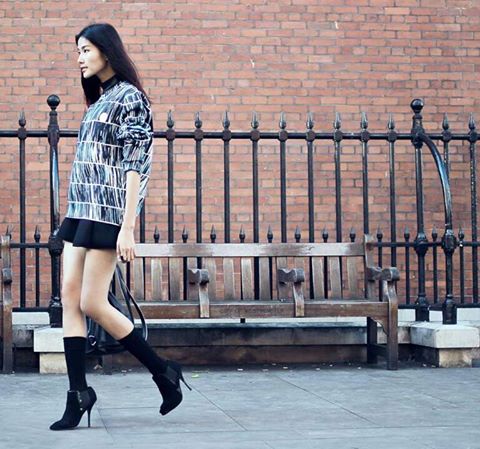 Hoàng Thùy khoe lại bức ảnh phong cách trên đường phố London.