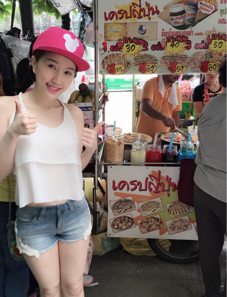 Bảo Thy đang rất hào hứng với món bánh crepe - còn được gọi là bánh cái nón.Đặc sản của Thái Lan.